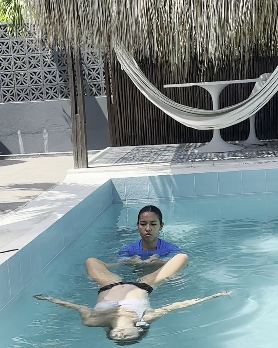 Piscina de agua clara rodeada de palmas